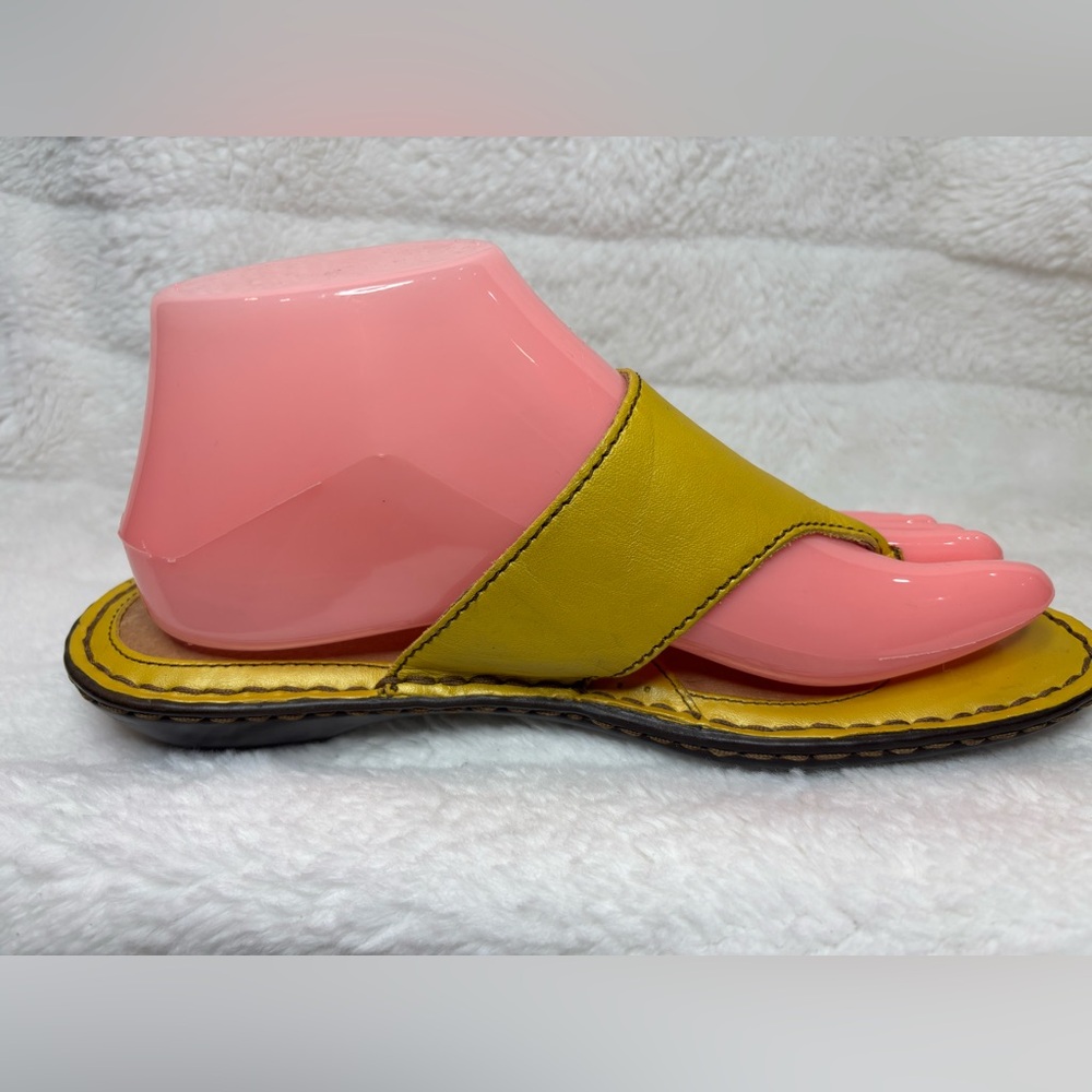 Born Women's Kellen Leather Yellow Buckle Sandals Sz 8 Excellent Condition - Picture 9 of 10